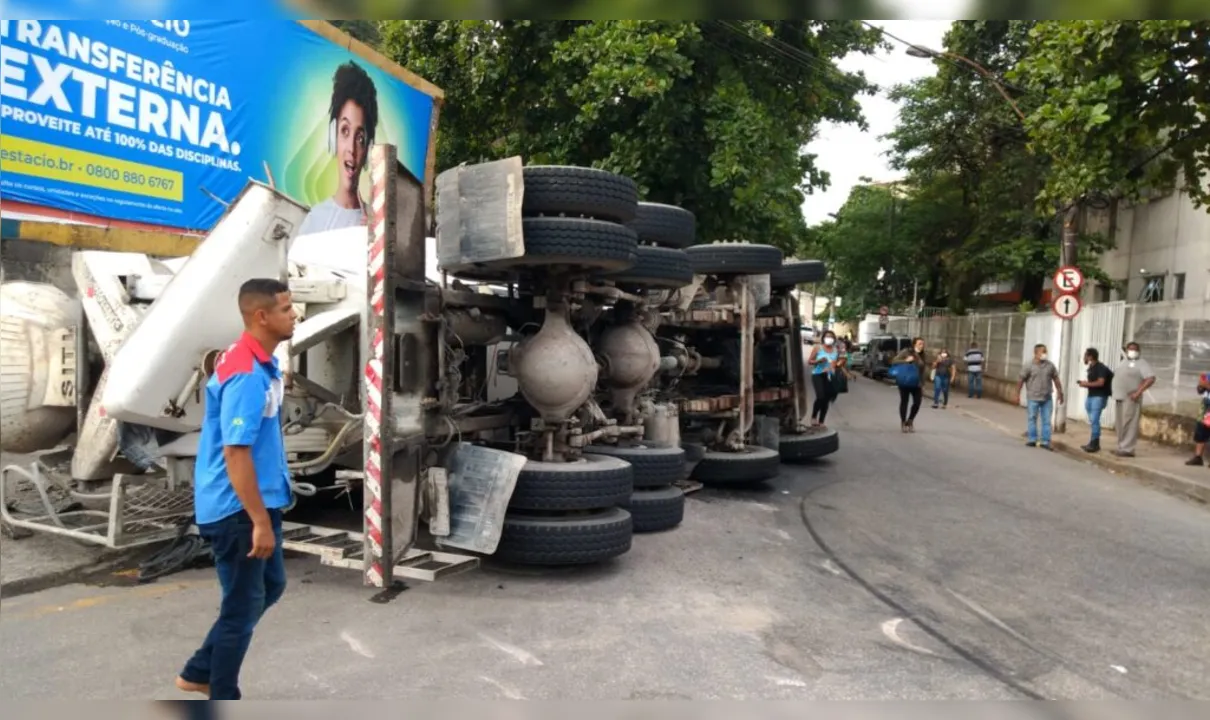 Imagem ilustrativa da imagem Caminhão perde freio e veículo tomba no Fonseca em Niterói