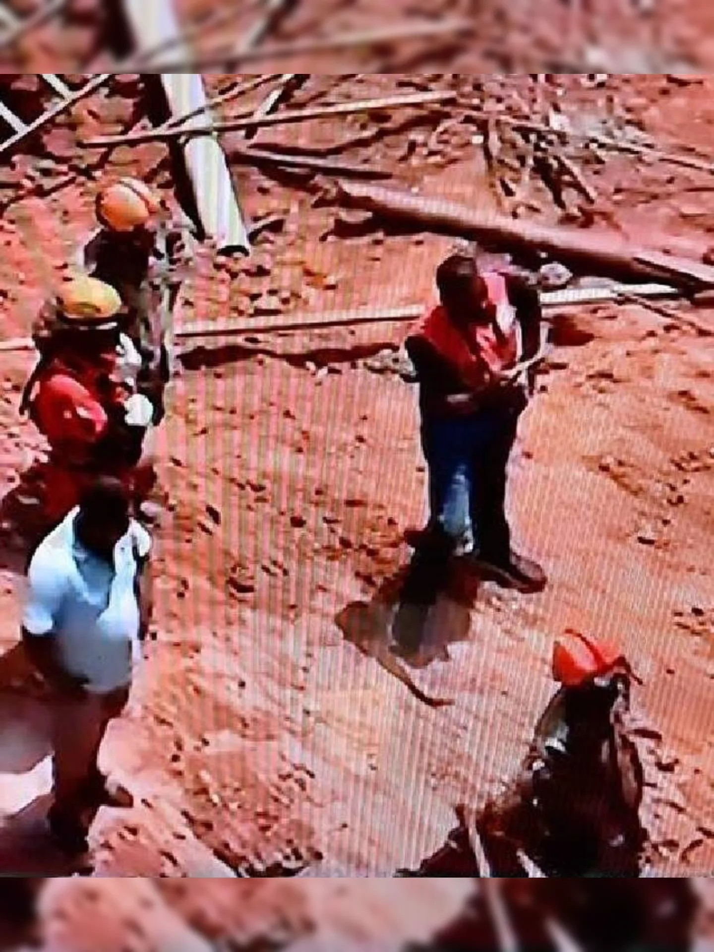 Imagem ilustrativa da imagem Operário morre soterrado após queda de muro na Baixada