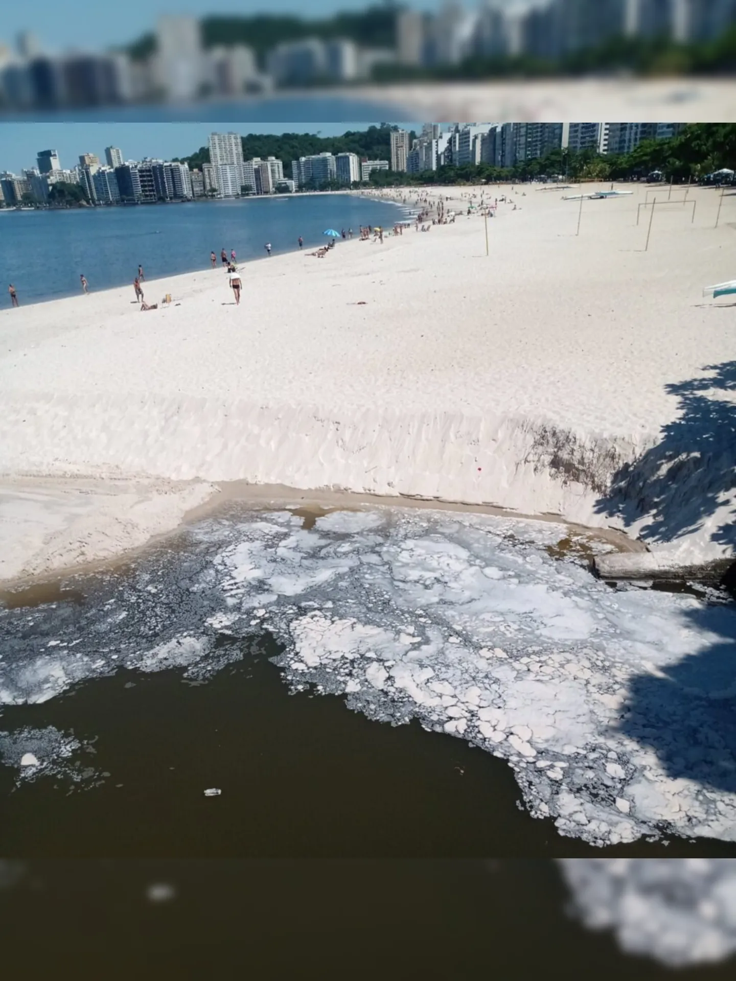 Imagem ilustrativa da imagem Vão de esgoto formado na Praia de Icaraí assusta banhistas