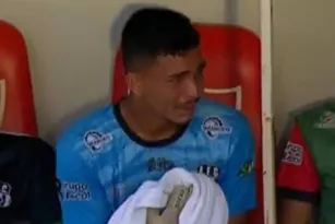 Imagem ilustrativa da imagem Após substituição e choro, goleiro Tomate é convidado para testes no Atlético-MG