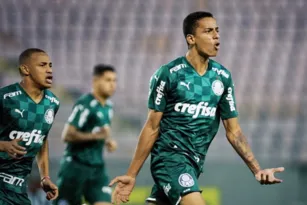 Imagem ilustrativa da imagem Em jogo com invasão e faca em campo, Palmeiras vence e vai à final da Copinha
