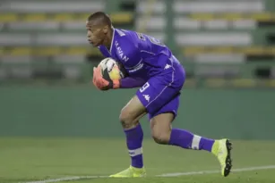 Imagem ilustrativa da imagem Goleiro deve rescindir contrato e trocar o Vasco pelo Red Bull Bragantino