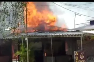 Imagem ilustrativa da imagem Vídeo: incêndio destrói quiosque de praça de alimentação em Maricá