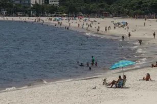 Imagem ilustrativa da imagem Banhistas aproveitam praia antes de frente fria em Niterói