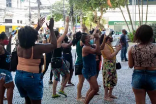 Imagem ilustrativa da imagem Valor de moeda social vira alvo de protesto no Centro de Niterói