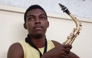 Imagem ilustrativa da imagem Saxofonista viraliza tocando instrumento em posto de Niterói