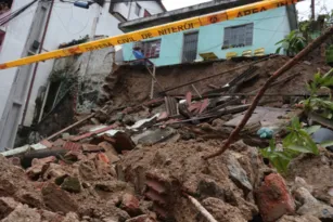 Imagem ilustrativa da imagem Chuva forte derruba muro e assusta moradores em Niterói