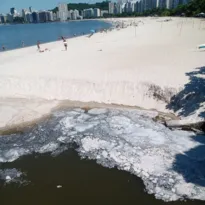 Imagem ilustrativa da imagem Vão de esgoto formado na Praia de Icaraí assusta banhistas