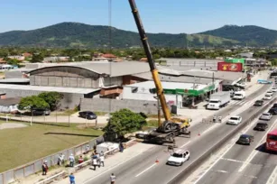 Imagem ilustrativa da imagem Obras para colocação de passarela interditam faixa da RJ-106, em Maricá