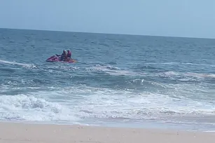 Imagem ilustrativa da imagem Bombeiros buscam pessoa desaparecida em praia de Maricá