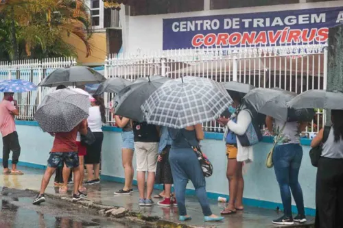 Fila em centro de triagem da Covid em São Gonçalo - Alex Ramos - Enfoco