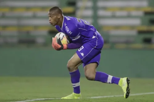 Imagem ilustrativa da imagem Goleiro deve rescindir contrato e trocar o Vasco pelo Red Bull Bragantino