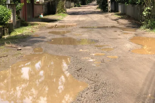 Imagem ilustrativa da imagem Duas décadas de abandono: moradores relatam problemas em ruas de Pendotiba