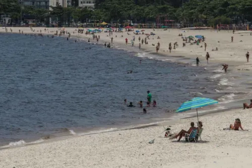 Banhistas aproveitam a praia antes da chgada da frente fria- Alex Ramos - Enfoco