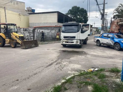 Imagem ilustrativa da imagem Policiais são atacados durante retirada de barricadas no Jardim Catarina em SG