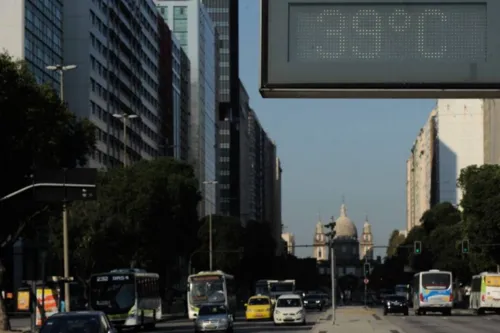 Imagem ilustrativa da imagem Rio marca 50 graus de sensação térmica e previsão é de mais calor