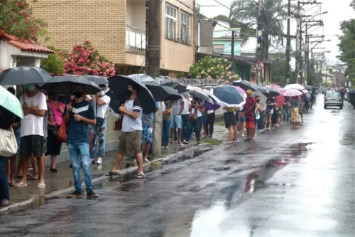 Imagem ilustrativa da imagem Procura por testes de Covid-19 gera longas filas em centro de triagem de SG