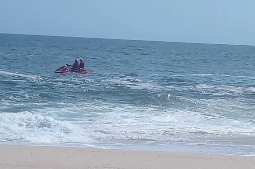 Imagem ilustrativa da imagem Bombeiros buscam pessoa desaparecida em praia de Maricá