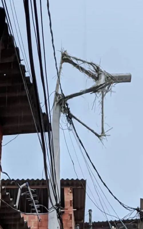 Imagem ilustrativa da imagem Raio atinge poste e assusta moradores em comunidade de Niterói