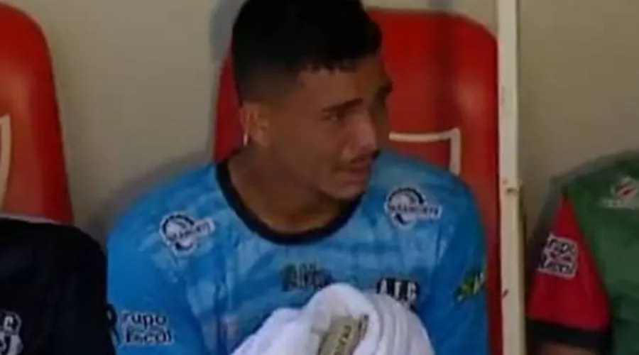 Imagem ilustrativa da imagem Após substituição e choro, goleiro Tomate é convidado para testes no Atlético-MG