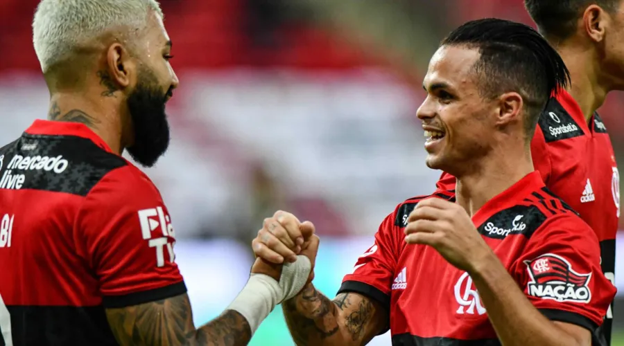 Imagem ilustrativa da imagem Flamengo aguarda investida milionária do futebol árabe por destaque de 2021