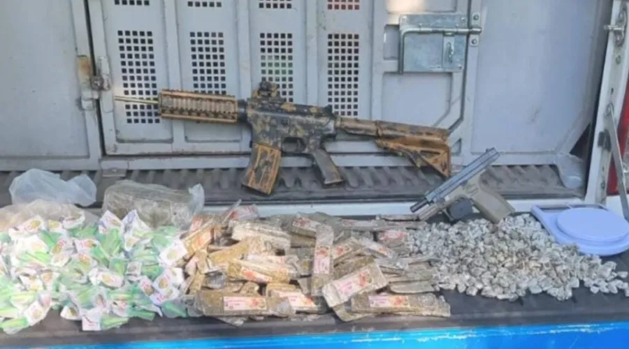 Imagem ilustrativa da imagem Dupla é presa com réplica de fuzil e drogas em Niterói