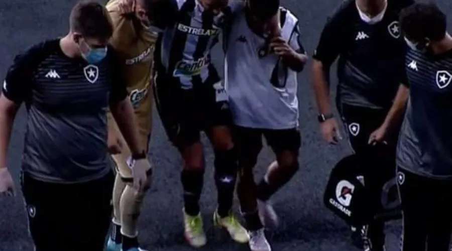 Imagem ilustrativa da imagem Rafael sofre lesão grave e deve desfalcar o Botafogo por pelo menos seis meses