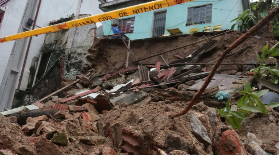 Imagem ilustrativa da imagem Chuva forte derruba muro e assusta moradores em Niterói