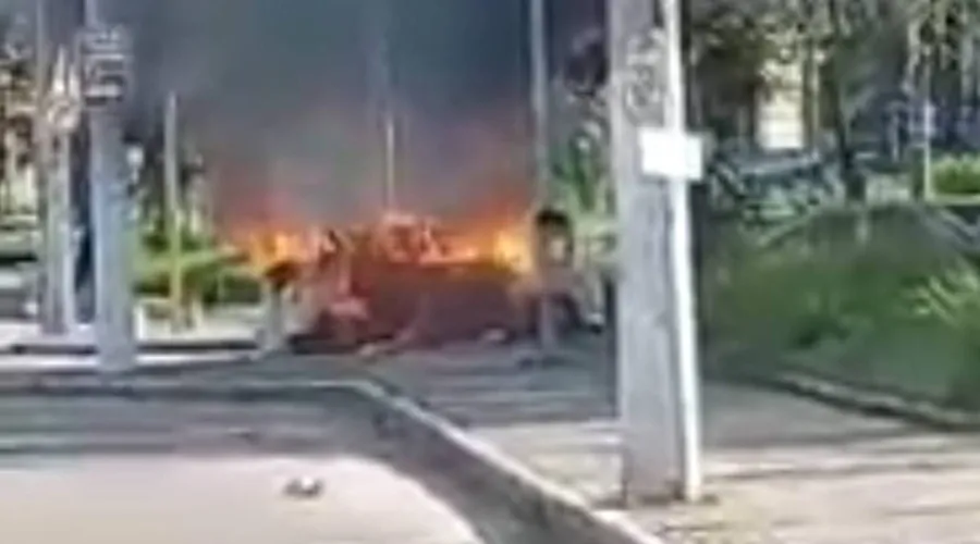 Imagem ilustrativa da imagem Incêndio em carro assusta pedestres de Neves, em São Gonçalo