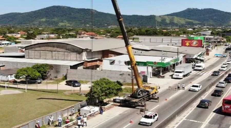 Imagem ilustrativa da imagem Obras para colocação de passarela interditam faixa da RJ-106, em Maricá