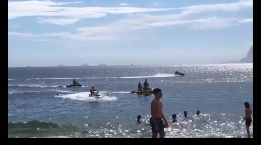 Imagem ilustrativa da imagem Banhistas flagram de motos aquáticas na praia de Camboinhas, em Niterói