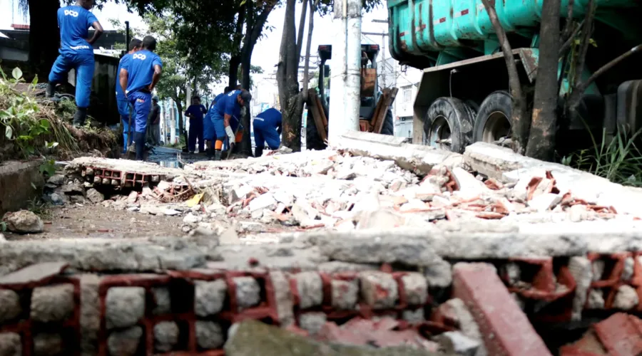 Imagem ilustrativa da imagem Chuva derruba parte de muro e bloqueia rua em São Gonçalo