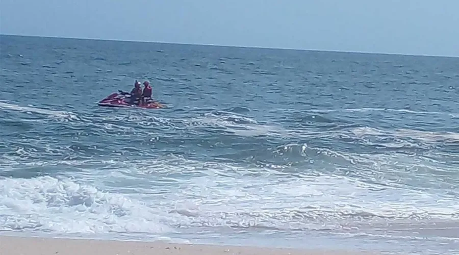 Imagem ilustrativa da imagem Bombeiros buscam pessoa desaparecida em praia de Maricá
