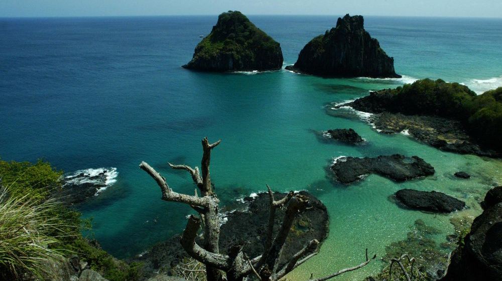 Praia em Fernando de Noronha segue fechada após ataque de tubarão