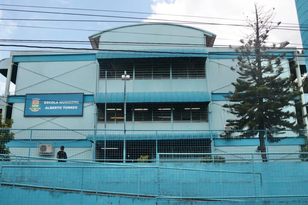 Imagem ilustrativa da imagem Escola tem portões trancados e alunos ficam sem aulas em São Gonçalo