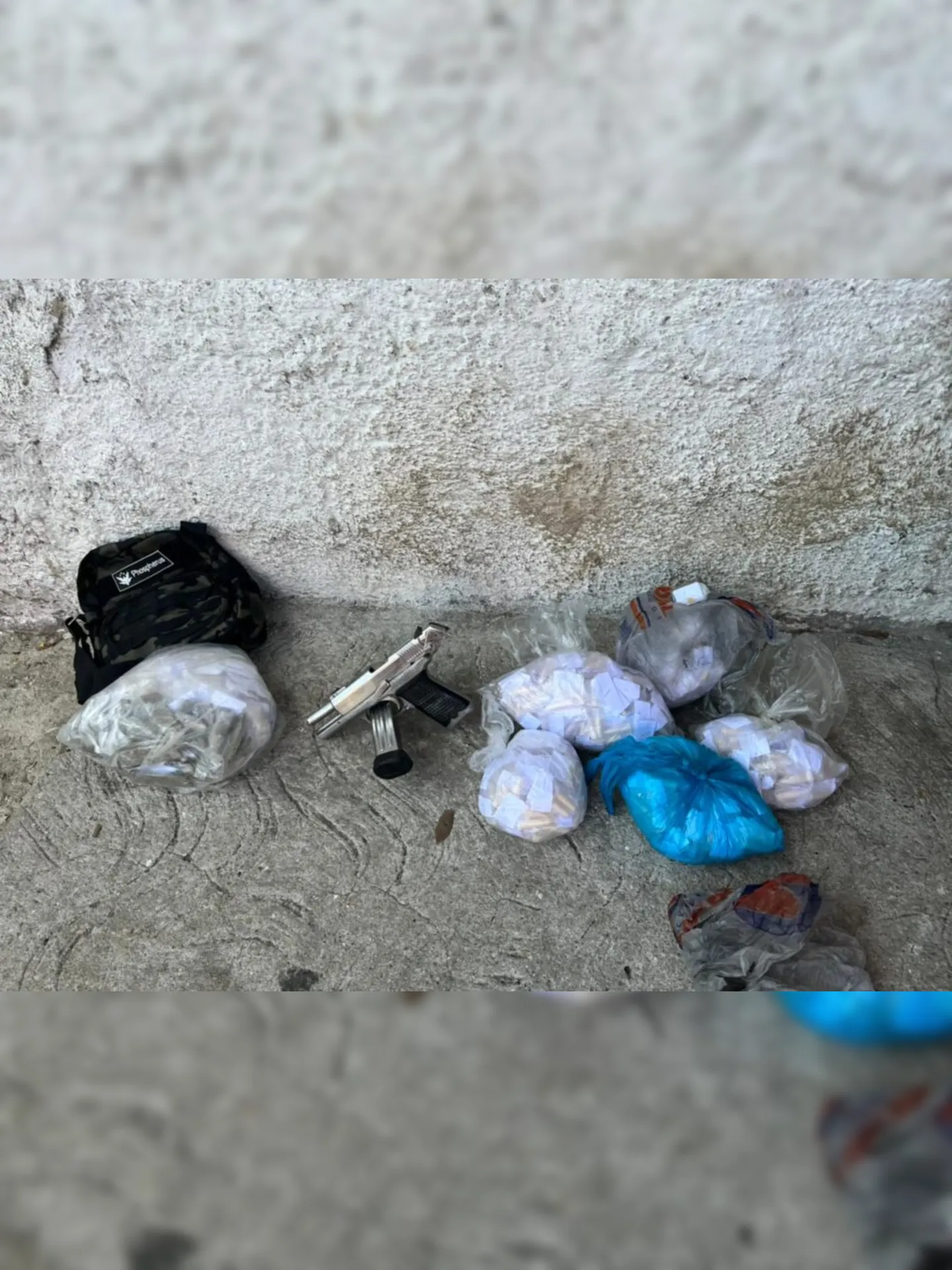 Imagem ilustrativa da imagem Dupla é presa com arma e drogas na Zona Sul de Niterói