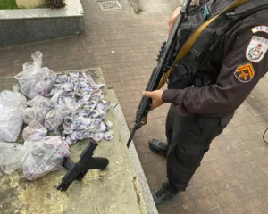 Imagem ilustrativa da imagem Ação da PM em Itaboraí termina com dois baleados e um preso