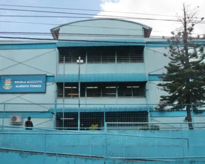 Imagem ilustrativa da imagem Escola tem portões trancados e alunos ficam sem aulas em São Gonçalo