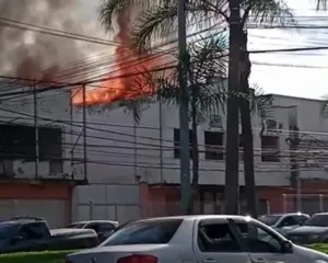 Imagem ilustrativa da imagem Incêndio atinge imóvel abandonado na Zona Norte do Rio