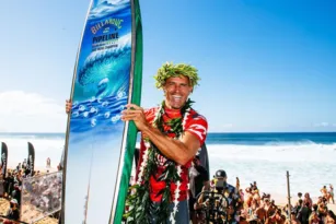 Imagem ilustrativa da imagem A seis dias de se tornar 'cinquentão', recordista Kelly Slater conquista etapa de Pipeline