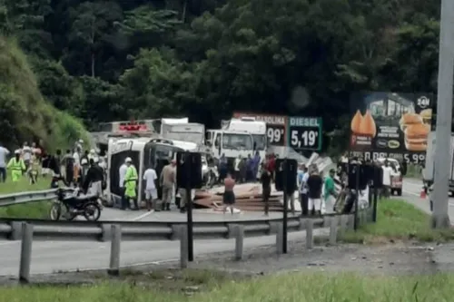 Imagem ilustrativa da imagem Acidente provoca interdição total da BR-101 no sentido Região dos Lagos