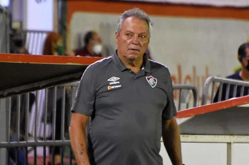 Imagem ilustrativa da imagem Vaiado mesmo após nova vitória, Abel Braga rebate torcedores do Fluminense