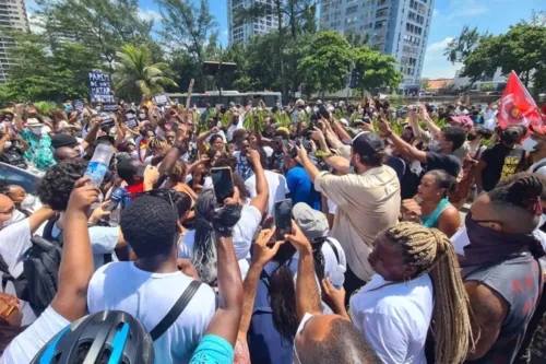 Imagem ilustrativa da imagem Gritos de "Justiça" marcam protesto pela morte de Moïse