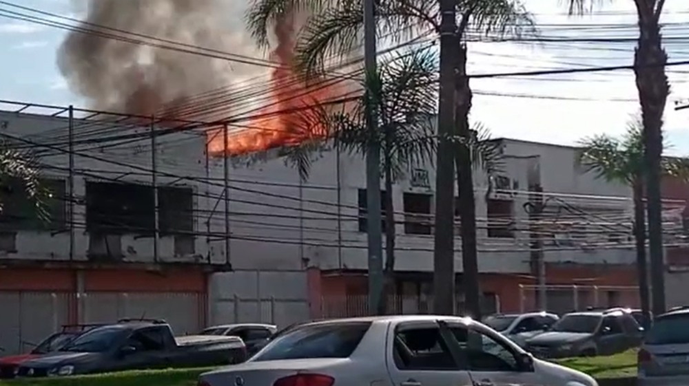 Incêndio atinge imóvel abandonado na Zona Norte do Rio